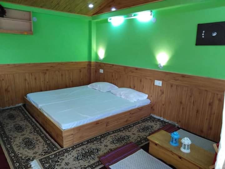 Flying Monk Huts & Restaurant Bed & Breakfast Kyelang Bagian luar foto